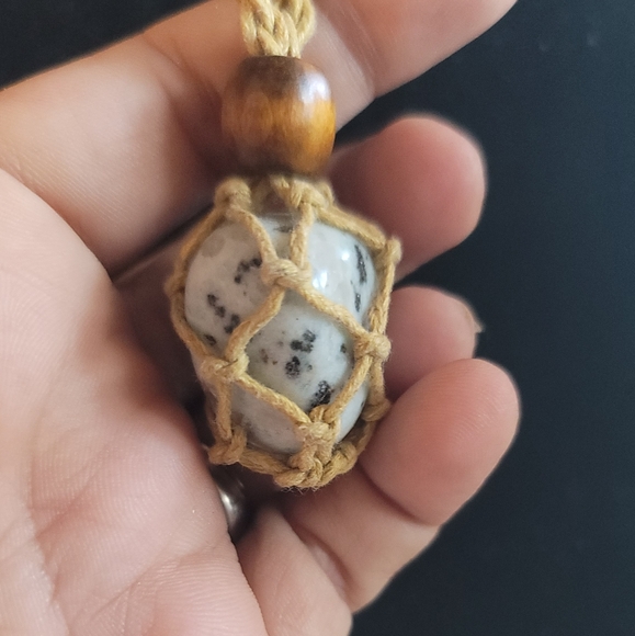 Handmade macrame kiwi jasper stone crystal pendant - Picture 3 of 4